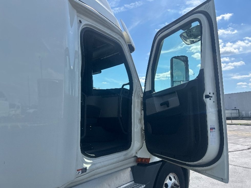 Sleeper Tractor-Heavy Duty Tractors-Freightliner-2022-T12664ST-Indianapolis-IN-516,527\n\t\tmiles-$ 70,250 - Image 13