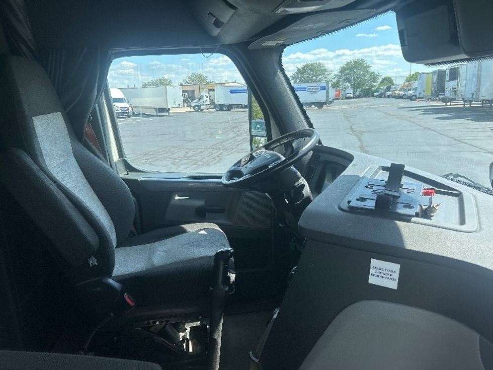 Sleeper Tractor-Heavy Duty Tractors-Freightliner-2022-T12664ST-Indianapolis-IN-516,527\n\t\tmiles-$ 70,250 - Image 15
