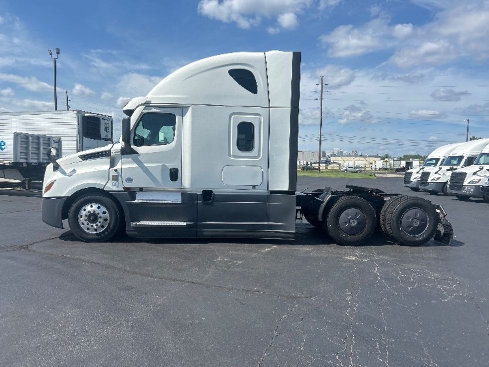 Sleeper Tractor-Heavy Duty Tractors-Freightliner-2022-T12664ST-Indianapolis-IN-516,527\n\t\tmiles-$ 70,250 - Image 4