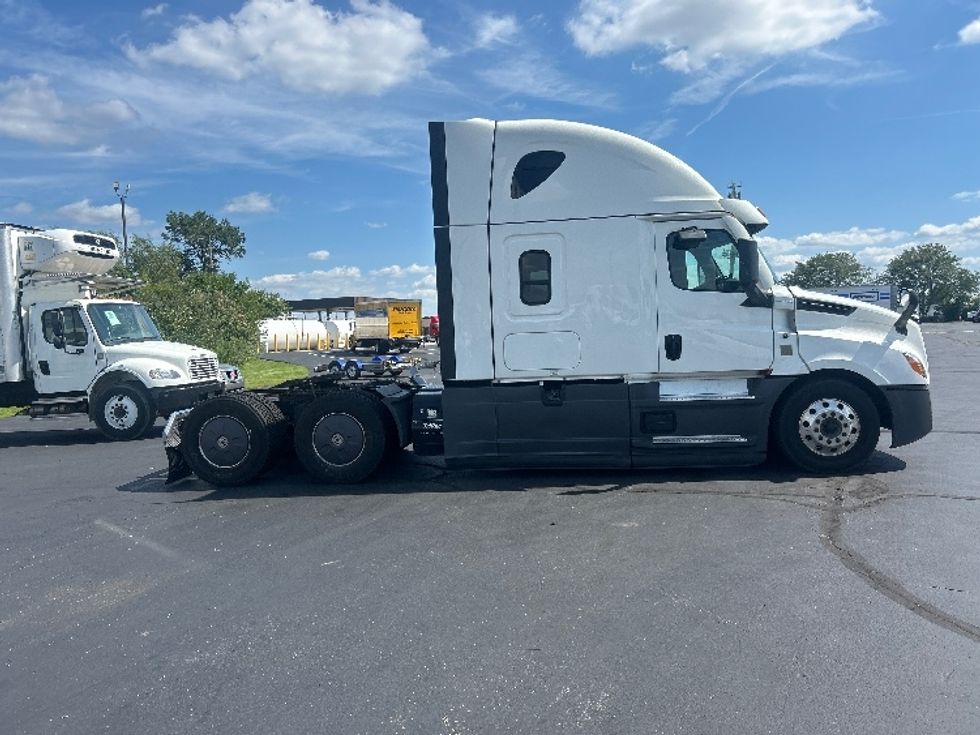 Sleeper Tractor-Heavy Duty Tractors-Freightliner-2022-T12664ST-Indianapolis-IN-516,527\n\t\tmiles-$ 70,250 - Image 8