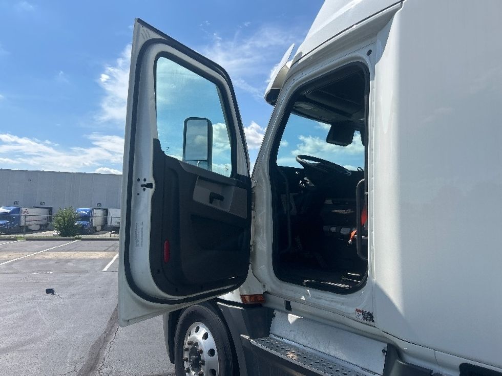 Sleeper Tractor-Heavy Duty Tractors-Freightliner-2022-T12664ST-Indianapolis-IN-516,527\n\t\tmiles-$ 70,250 - Image 9