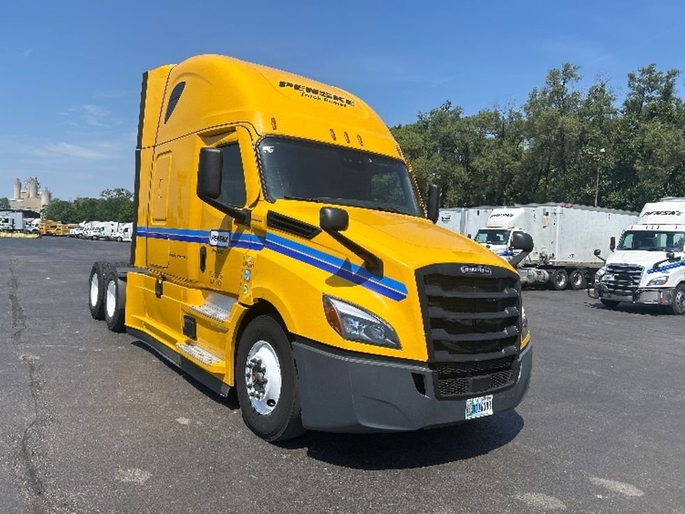 Sleeper Tractor-Heavy Duty Tractors-Freightliner-2022-T12664ST-Indianapolis-IN-529,311\n\t\tmiles-$ 64,500 - Image 1