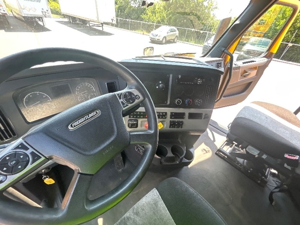 Sleeper Tractor-Heavy Duty Tractors-Freightliner-2022-T12664ST-Indianapolis-IN-529,311\n\t\tmiles-$ 64,500 - Image 10