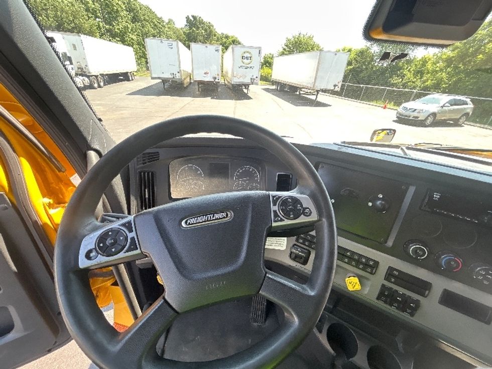Sleeper Tractor-Heavy Duty Tractors-Freightliner-2022-T12664ST-Indianapolis-IN-529,311\n\t\tmiles-$ 64,500 - Image 11