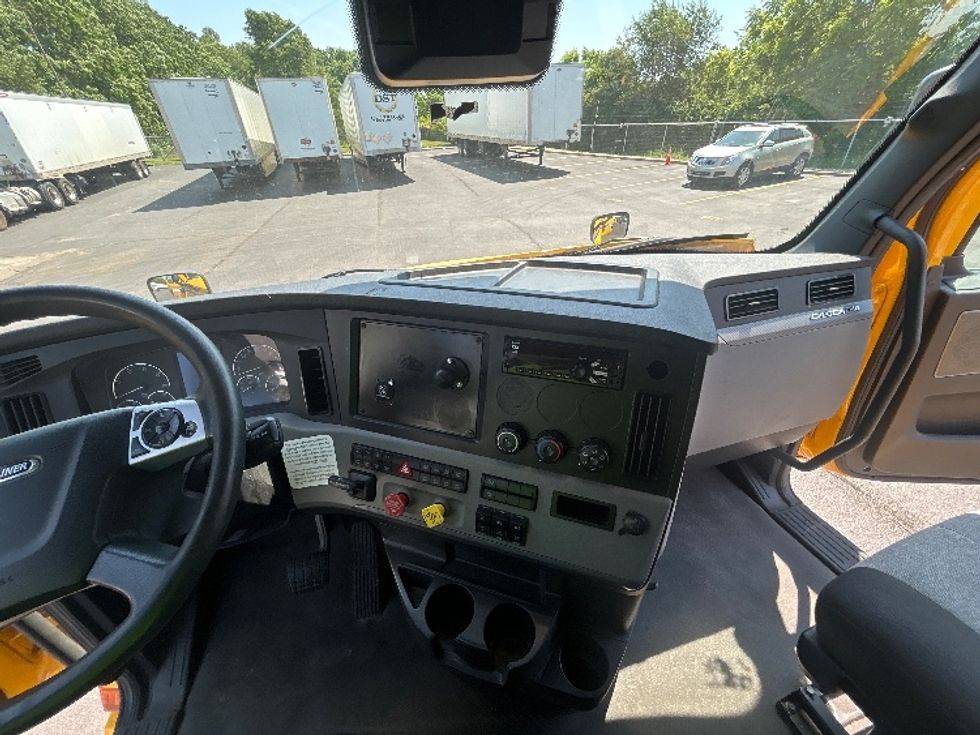 Sleeper Tractor-Heavy Duty Tractors-Freightliner-2022-T12664ST-Indianapolis-IN-529,311\n\t\tmiles-$ 64,500 - Image 12