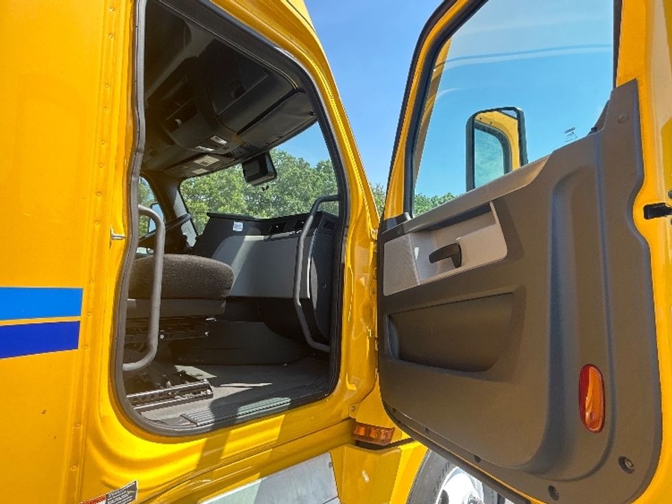 Sleeper Tractor-Heavy Duty Tractors-Freightliner-2022-T12664ST-Indianapolis-IN-529,311\n\t\tmiles-$ 64,500 - Image 13