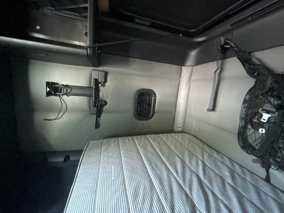 Sleeper Tractor-Heavy Duty Tractors-Freightliner-2022-T12664ST-Indianapolis-IN-529,311\n\t\tmiles-$ 64,500 - Image 19