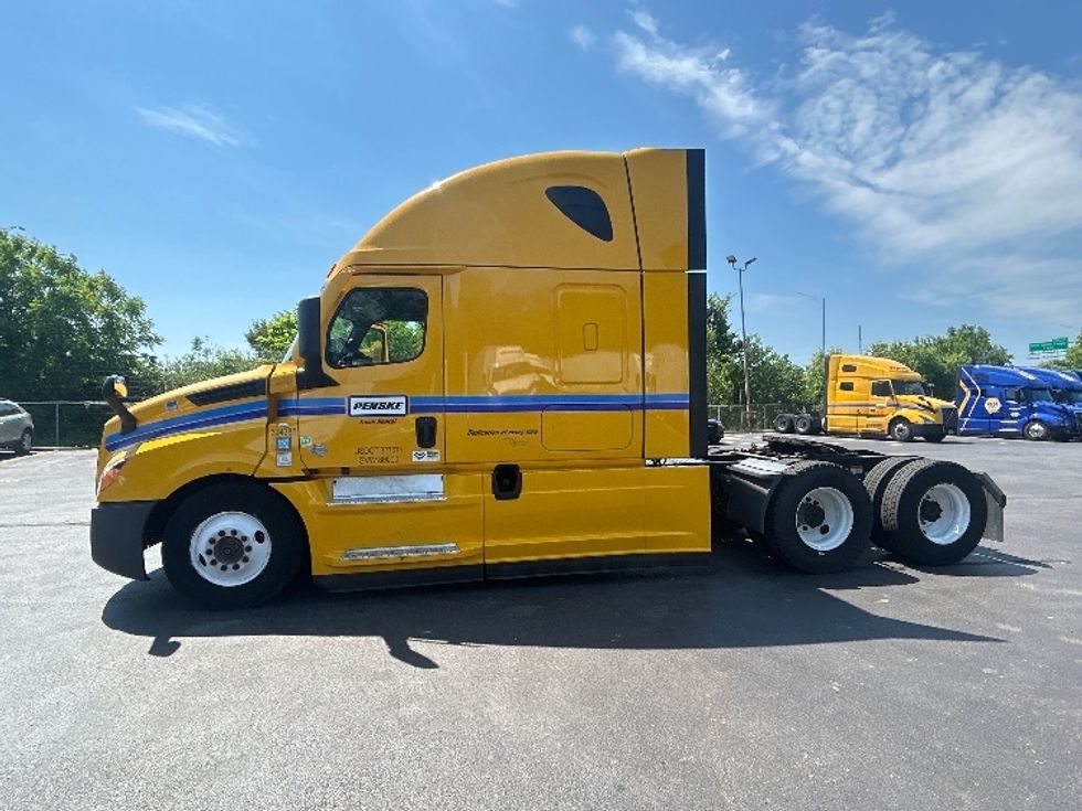 Sleeper Tractor-Heavy Duty Tractors-Freightliner-2022-T12664ST-Indianapolis-IN-529,311\n\t\tmiles-$ 64,500 - Image 4