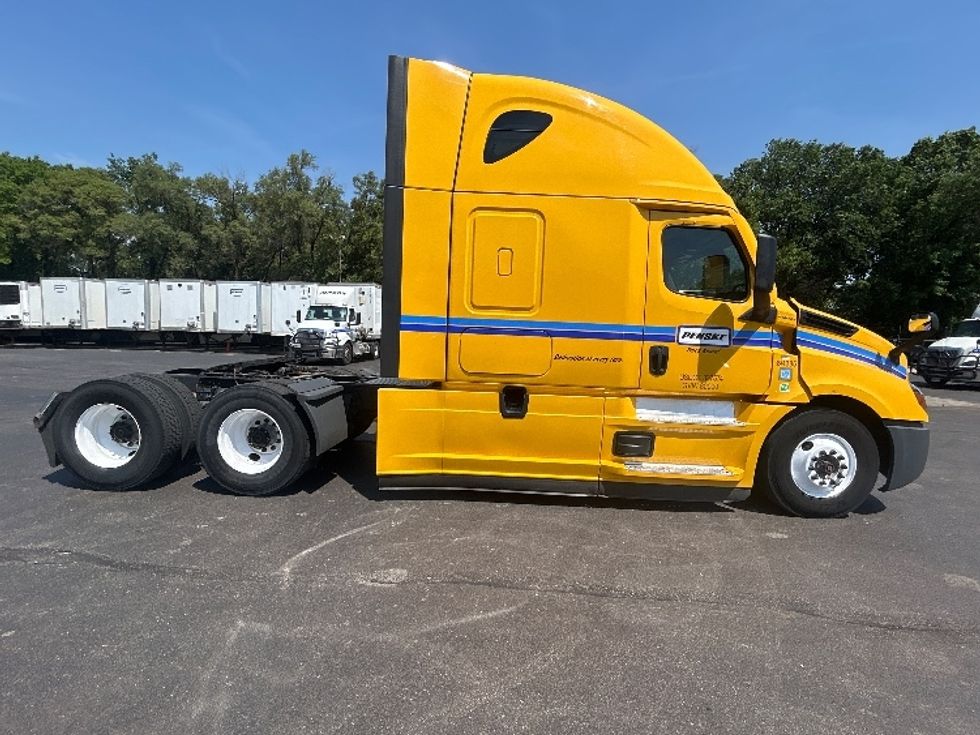 Sleeper Tractor-Heavy Duty Tractors-Freightliner-2022-T12664ST-Indianapolis-IN-529,311\n\t\tmiles-$ 64,500 - Image 8