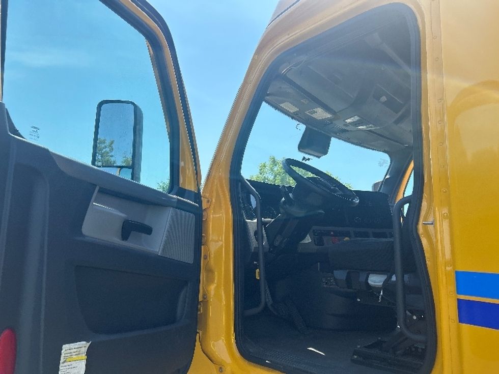 Sleeper Tractor-Heavy Duty Tractors-Freightliner-2022-T12664ST-Indianapolis-IN-529,311\n\t\tmiles-$ 64,500 - Image 9