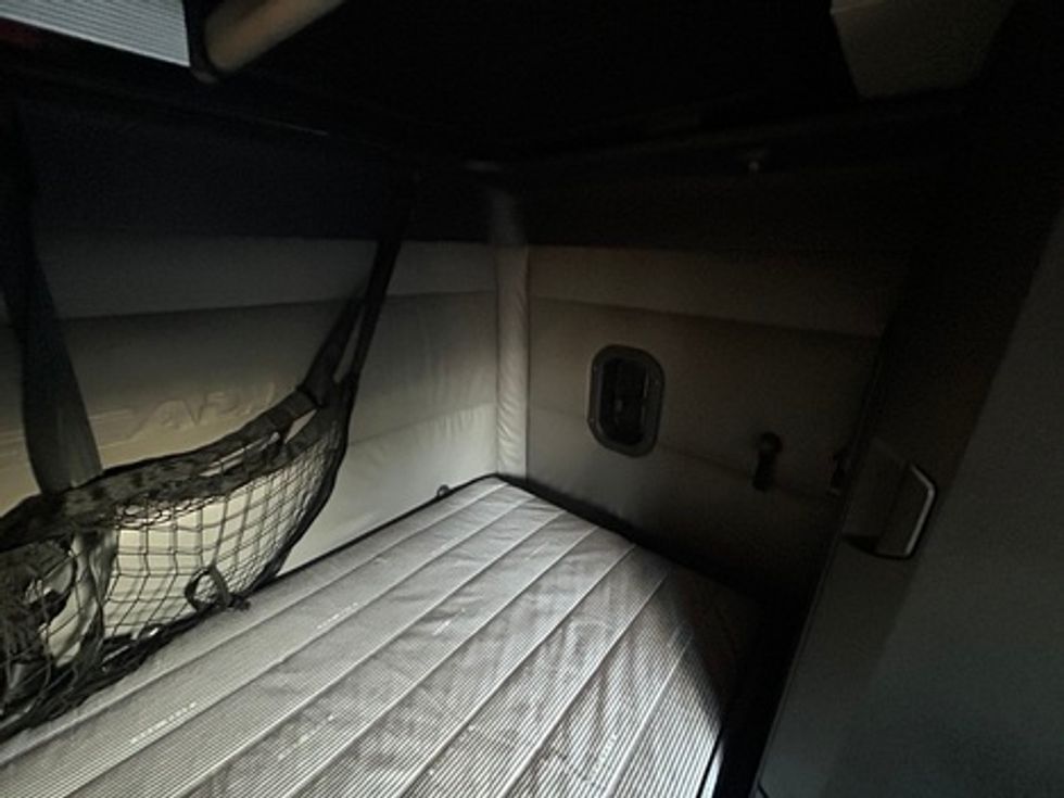 Sleeper Tractor-Heavy Duty Tractors-Freightliner-2022-T12664ST-Indianapolis-IN-557,582\n\t\tmiles-$ 71,250 - Image 10