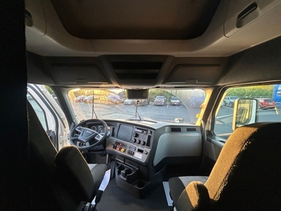 Sleeper Tractor-Heavy Duty Tractors-Freightliner-2022-T12664ST-Indianapolis-IN-557,582\n\t\tmiles-$ 71,250 - Image 11