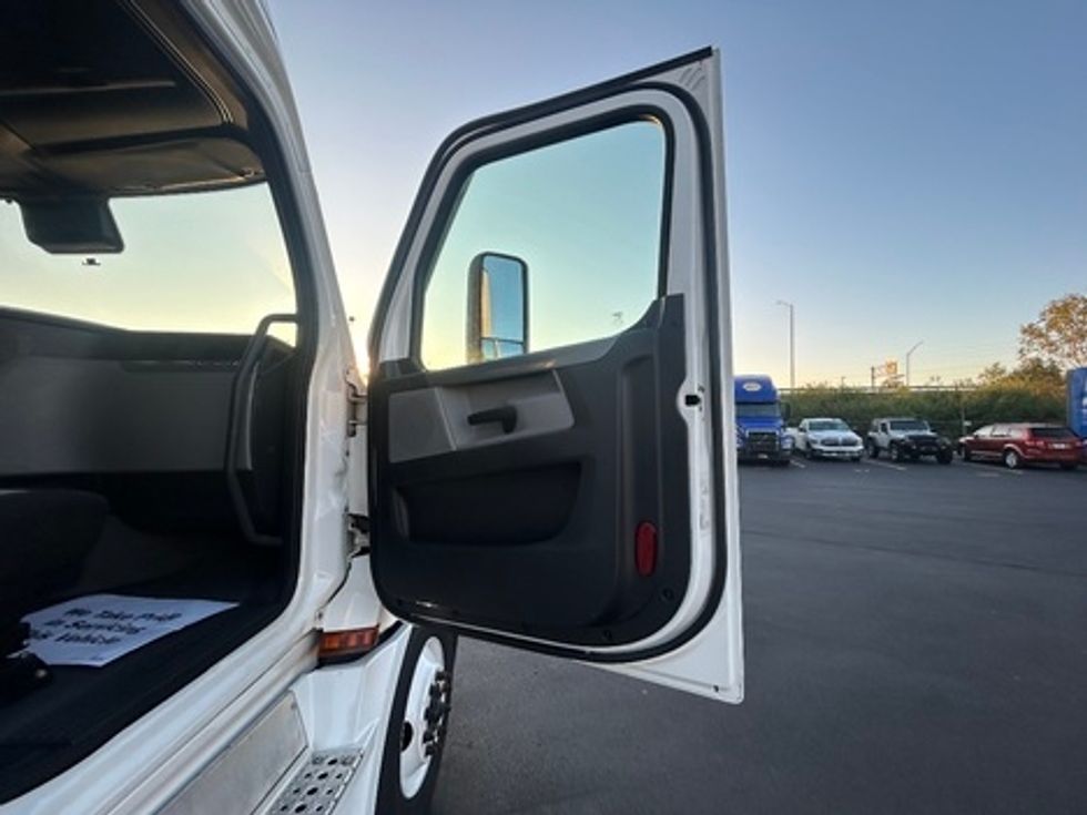 Sleeper Tractor-Heavy Duty Tractors-Freightliner-2022-T12664ST-Indianapolis-IN-557,582\n\t\tmiles-$ 71,250 - Image 12