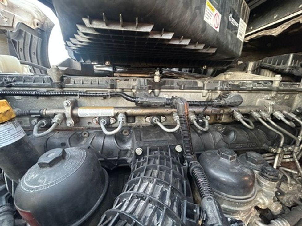 Sleeper Tractor-Heavy Duty Tractors-Freightliner-2022-T12664ST-Indianapolis-IN-557,582\n\t\tmiles-$ 71,250 - Image 14