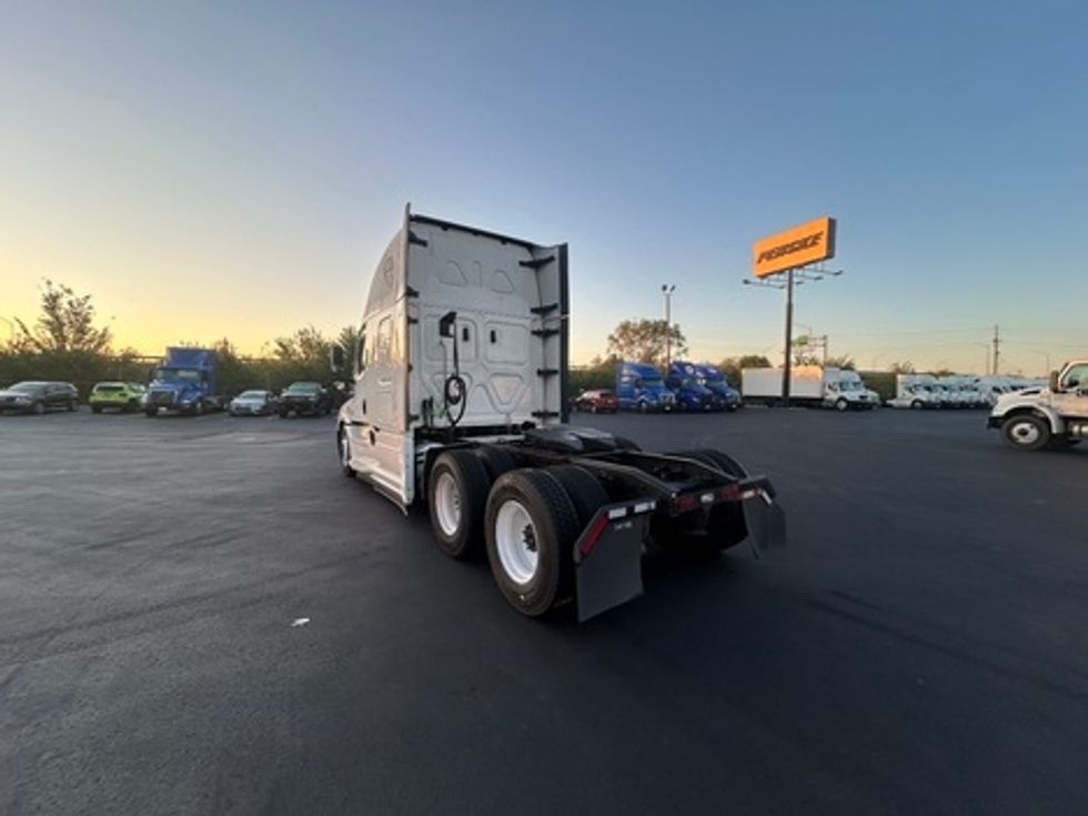 Sleeper Tractor-Heavy Duty Tractors-Freightliner-2022-T12664ST-Indianapolis-IN-557,582\n\t\tmiles-$ 71,250 - Image 3