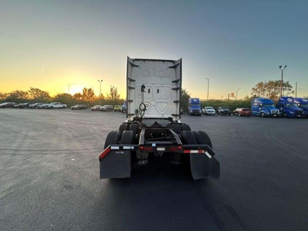 Sleeper Tractor-Heavy Duty Tractors-Freightliner-2022-T12664ST-Indianapolis-IN-557,582\n\t\tmiles-$ 71,250 - Image 4