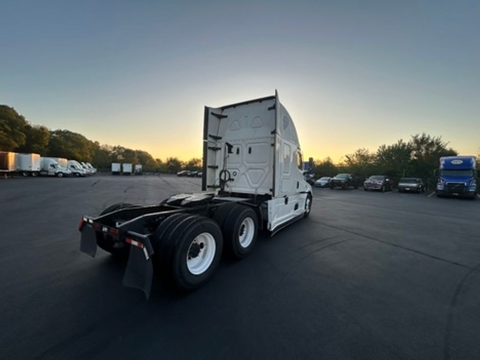 Sleeper Tractor-Heavy Duty Tractors-Freightliner-2022-T12664ST-Indianapolis-IN-557,582\n\t\tmiles-$ 71,250 - Image 5