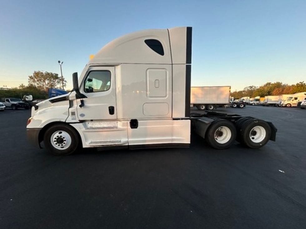 Sleeper Tractor-Heavy Duty Tractors-Freightliner-2022-T12664ST-Indianapolis-IN-557,582\n\t\tmiles-$ 71,250 - Image 6