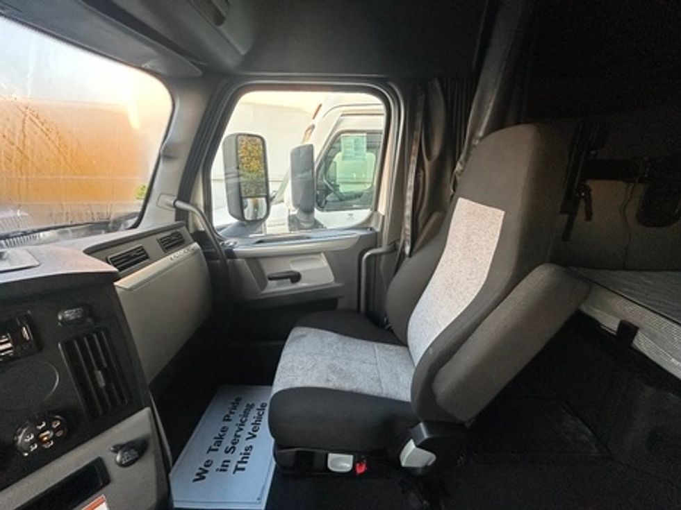 Sleeper Tractor-Heavy Duty Tractors-Freightliner-2022-T12664ST-Indianapolis-IN-557,582\n\t\tmiles-$ 71,250 - Image 7