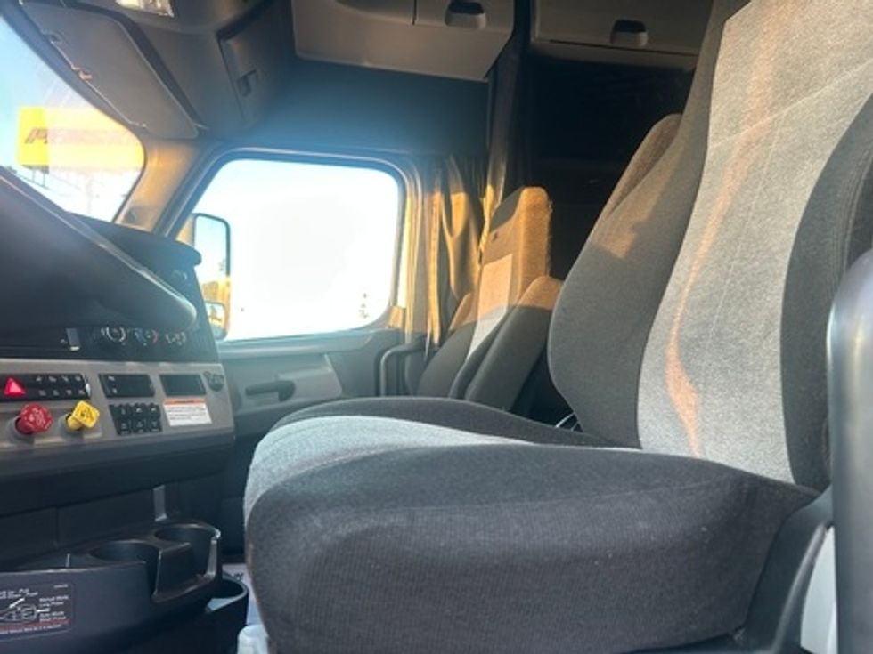 Sleeper Tractor-Heavy Duty Tractors-Freightliner-2022-T12664ST-Indianapolis-IN-557,582\n\t\tmiles-$ 71,250 - Image 8