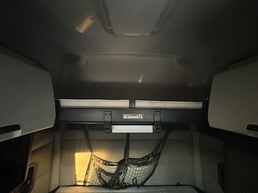 Sleeper Tractor-Heavy Duty Tractors-Freightliner-2022-T12664ST-Indianapolis-IN-557,582\n\t\tmiles-$ 71,250 - Image 9