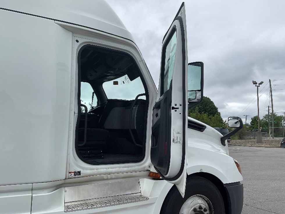 Sleeper Tractor-Heavy Duty Tractors-Freightliner-2022-T12664ST-Indianapolis-IN-568,655\n\t\tmiles-$ 65,000 - Image 13