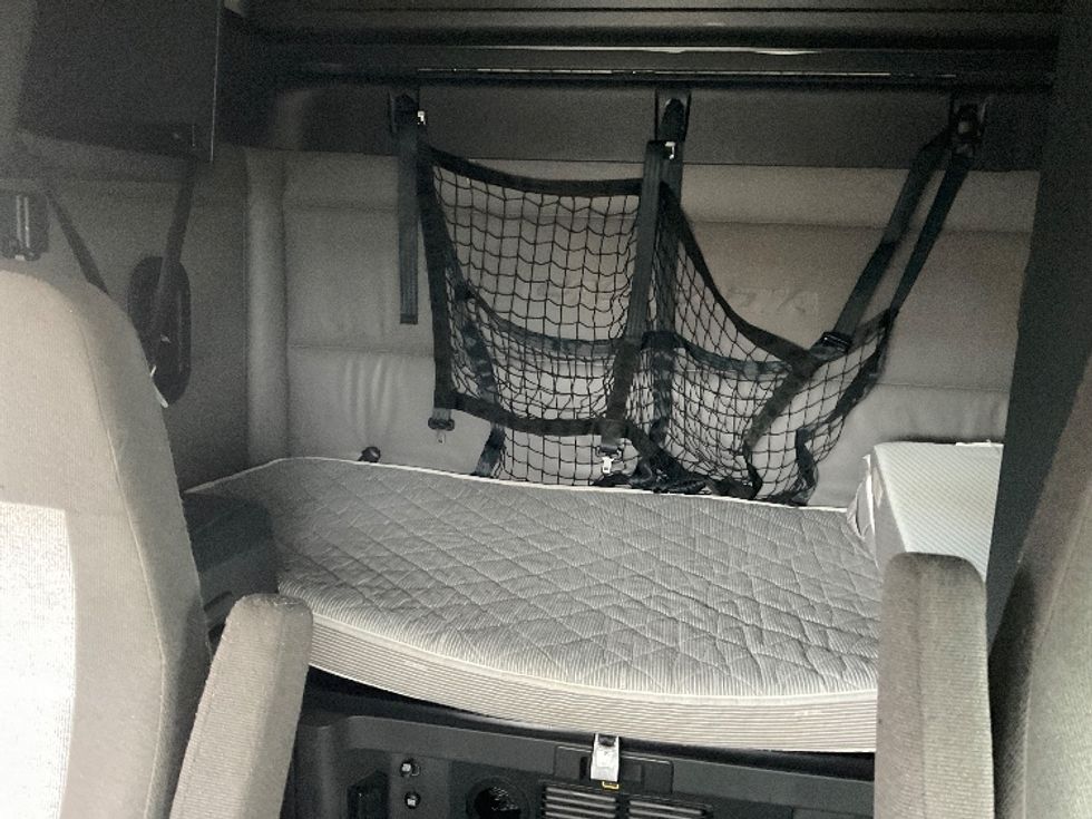 Sleeper Tractor-Heavy Duty Tractors-Freightliner-2022-T12664ST-Indianapolis-IN-568,655\n\t\tmiles-$ 65,000 - Image 16