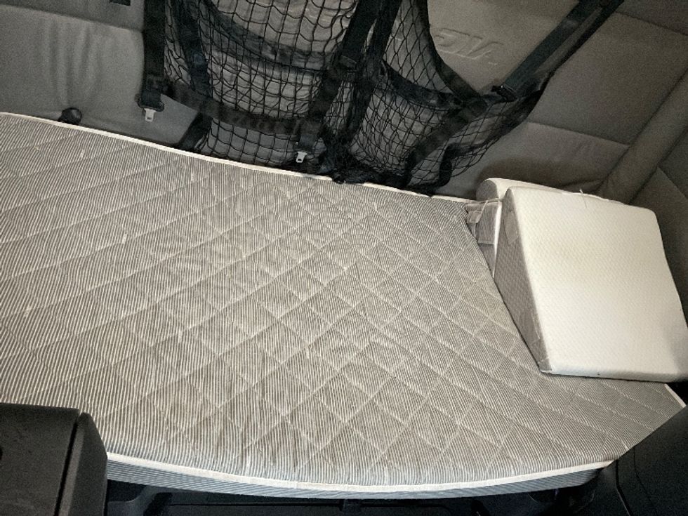 Sleeper Tractor-Heavy Duty Tractors-Freightliner-2022-T12664ST-Indianapolis-IN-568,655\n\t\tmiles-$ 65,000 - Image 17