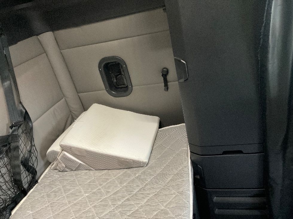 Sleeper Tractor-Heavy Duty Tractors-Freightliner-2022-T12664ST-Indianapolis-IN-568,655\n\t\tmiles-$ 65,000 - Image 18