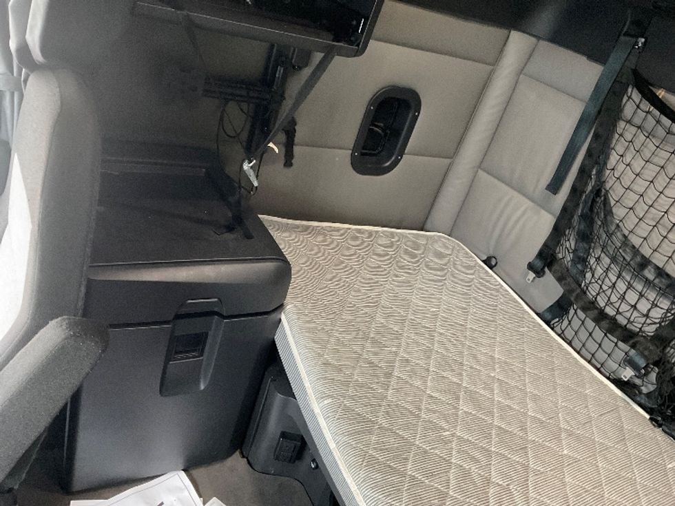 Sleeper Tractor-Heavy Duty Tractors-Freightliner-2022-T12664ST-Indianapolis-IN-568,655\n\t\tmiles-$ 65,000 - Image 19