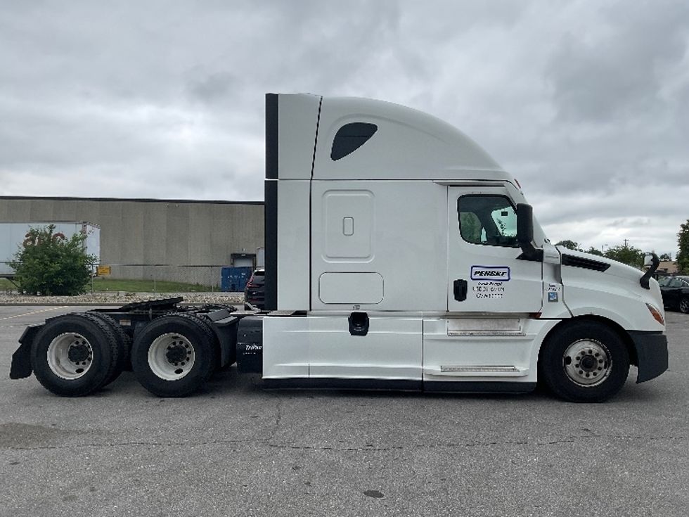 Sleeper Tractor-Heavy Duty Tractors-Freightliner-2022-T12664ST-Indianapolis-IN-568,655\n\t\tmiles-$ 65,000 - Image 8