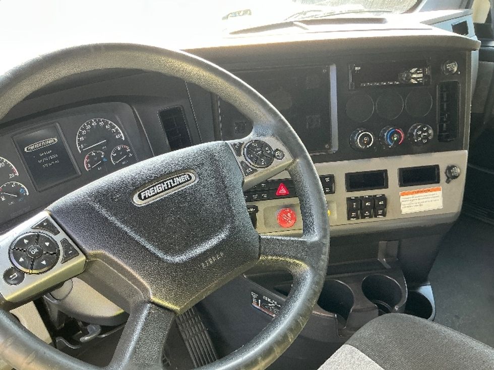 Sleeper Tractor-Heavy Duty Tractors-Freightliner-2022-T12664ST-Indianapolis-IN-572,610\n\t\tmiles-$ 69,750 - Image 11