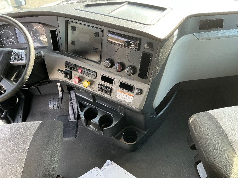 Sleeper Tractor-Heavy Duty Tractors-Freightliner-2022-T12664ST-Indianapolis-IN-572,610\n\t\tmiles-$ 69,750 - Image 12