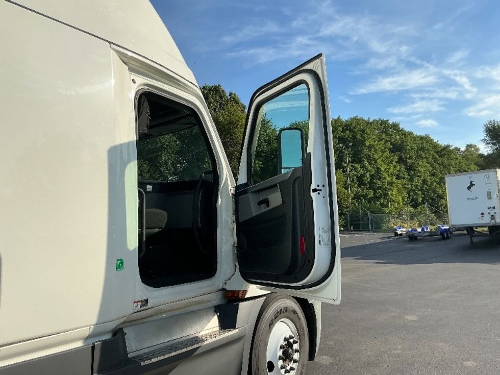 Sleeper Tractor-Heavy Duty Tractors-Freightliner-2022-T12664ST-Indianapolis-IN-572,610\n\t\tmiles-$ 69,750 - Image 13