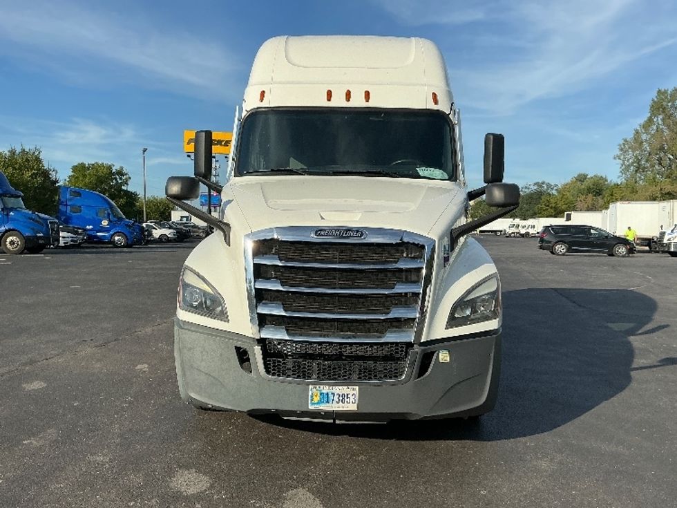 Sleeper Tractor-Heavy Duty Tractors-Freightliner-2022-T12664ST-Indianapolis-IN-572,610\n\t\tmiles-$ 69,750 - Image 2