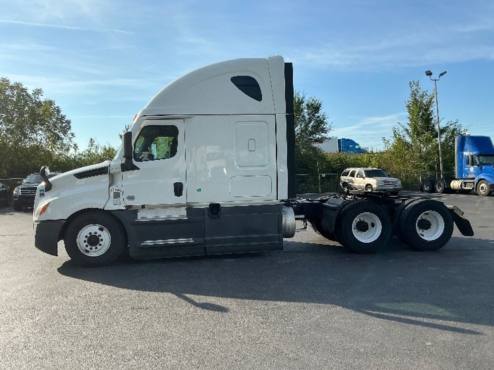 Sleeper Tractor-Heavy Duty Tractors-Freightliner-2022-T12664ST-Indianapolis-IN-572,610\n\t\tmiles-$ 69,750 - Image 4
