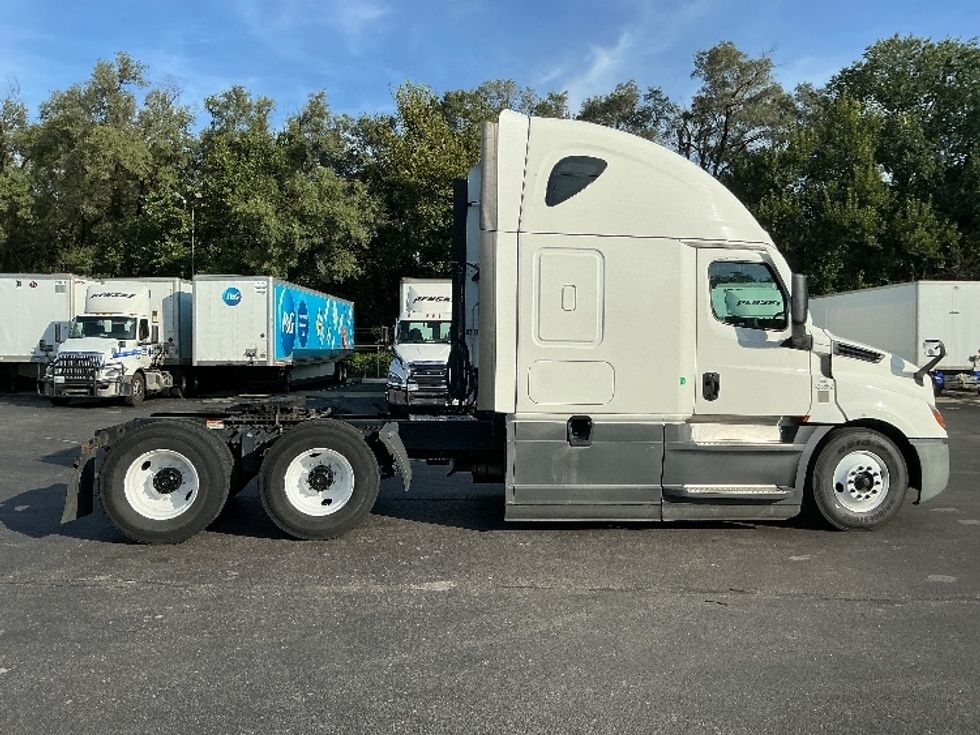 Sleeper Tractor-Heavy Duty Tractors-Freightliner-2022-T12664ST-Indianapolis-IN-572,610\n\t\tmiles-$ 69,750 - Image 8