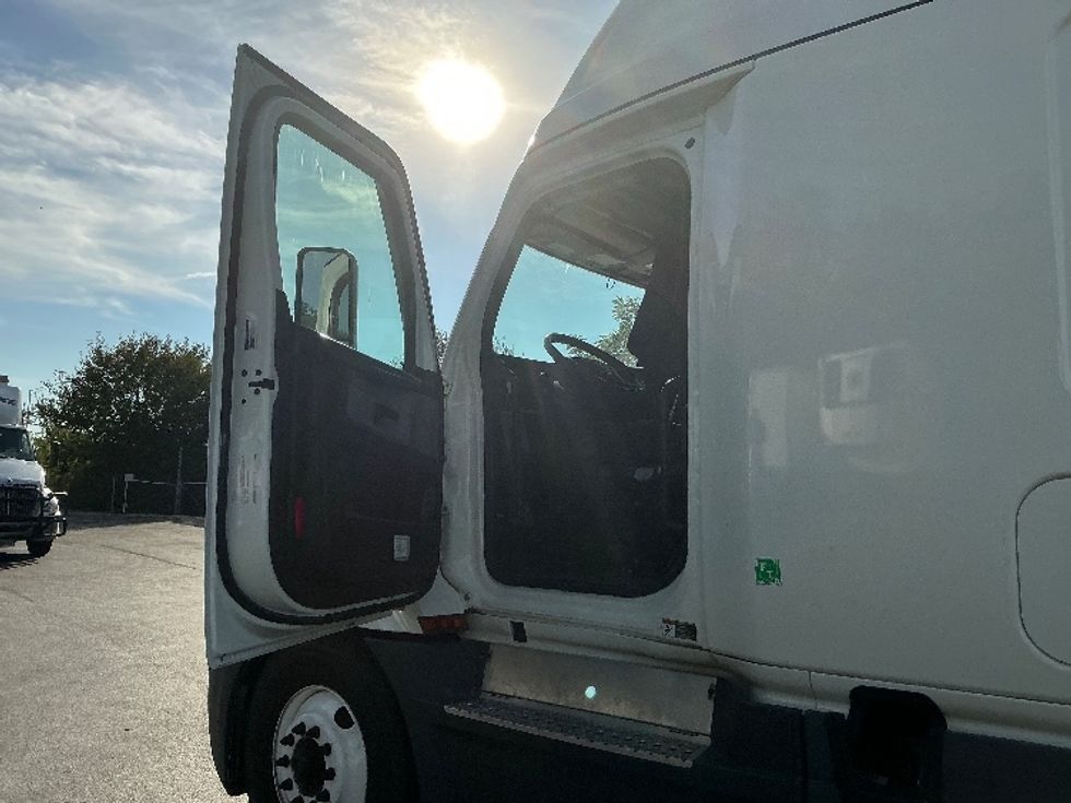 Sleeper Tractor-Heavy Duty Tractors-Freightliner-2022-T12664ST-Indianapolis-IN-572,610\n\t\tmiles-$ 69,750 - Image 9