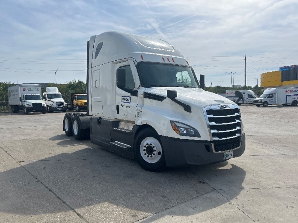 Sleeper Tractor-Heavy Duty Tractors-Freightliner-2022-T12664ST-Indianapolis-IN-584,651\n\t\tmiles-$ 65,500 - Image 1