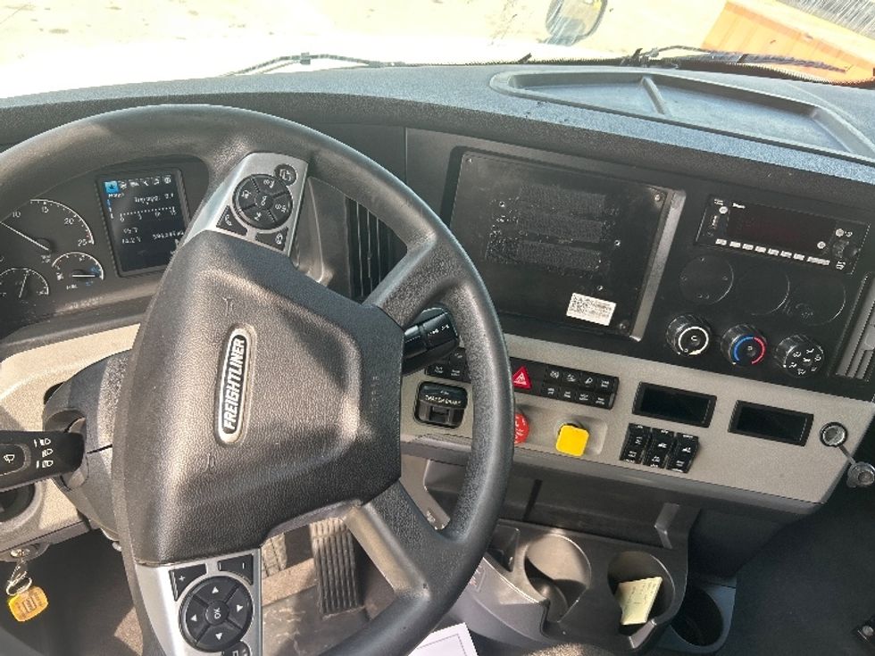 Sleeper Tractor-Heavy Duty Tractors-Freightliner-2022-T12664ST-Indianapolis-IN-584,651\n\t\tmiles-$ 65,500 - Image 11
