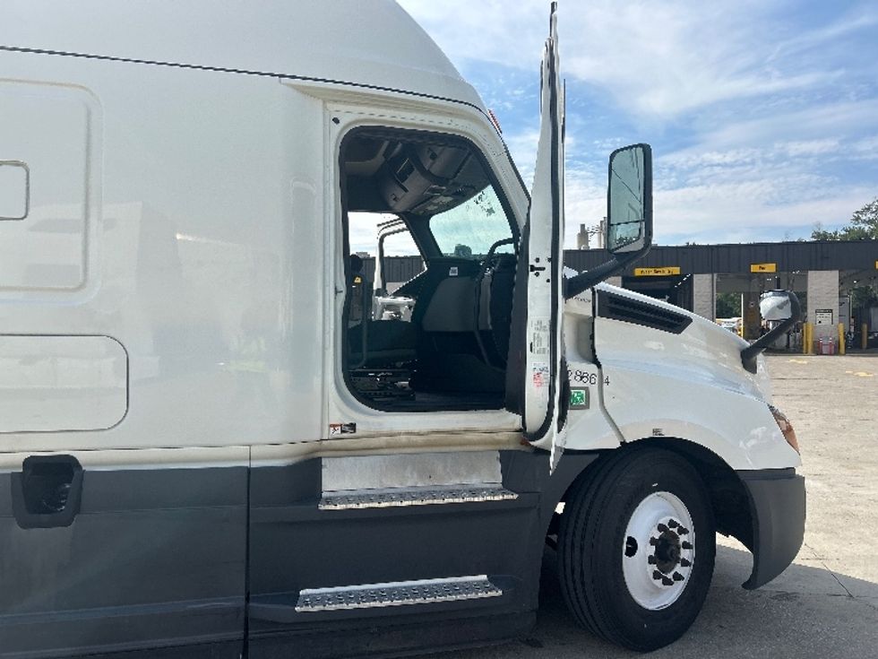 Sleeper Tractor-Heavy Duty Tractors-Freightliner-2022-T12664ST-Indianapolis-IN-584,651\n\t\tmiles-$ 65,500 - Image 13