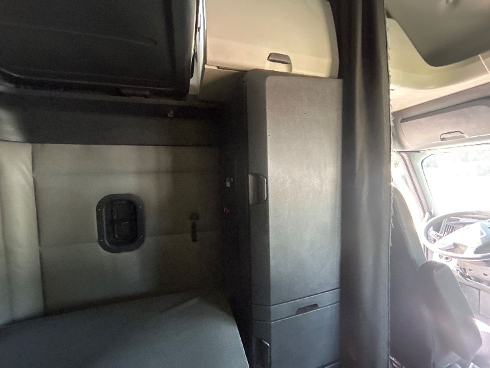 Sleeper Tractor-Heavy Duty Tractors-Freightliner-2022-T12664ST-Indianapolis-IN-584,651\n\t\tmiles-$ 65,500 - Image 18