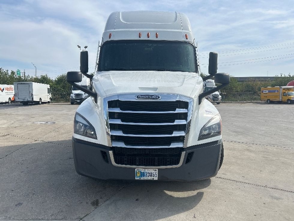 Sleeper Tractor-Heavy Duty Tractors-Freightliner-2022-T12664ST-Indianapolis-IN-584,651\n\t\tmiles-$ 65,500 - Image 2