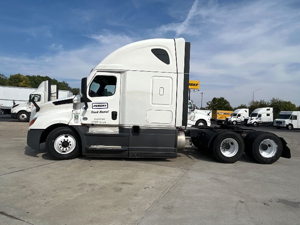 Sleeper Tractor-Heavy Duty Tractors-Freightliner-2022-T12664ST-Indianapolis-IN-584,651\n\t\tmiles-$ 65,500 - Image 4