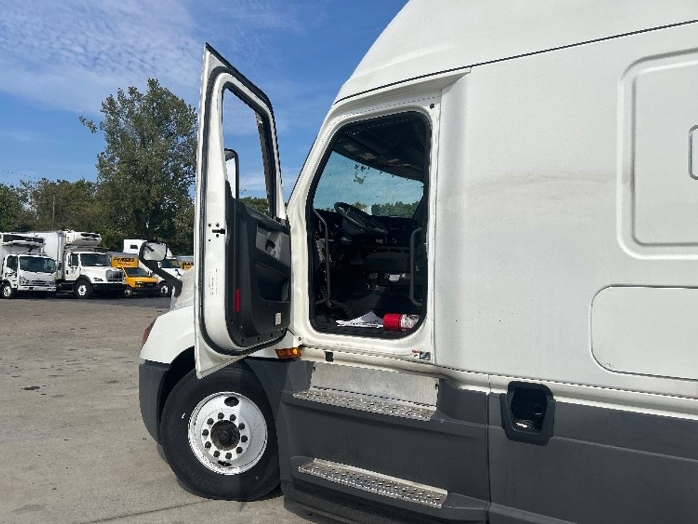 Sleeper Tractor-Heavy Duty Tractors-Freightliner-2022-T12664ST-Indianapolis-IN-584,651\n\t\tmiles-$ 65,500 - Image 9