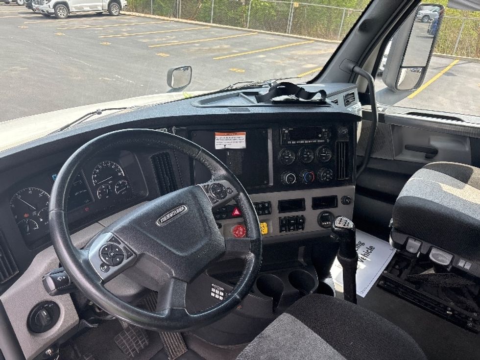 Sleeper Tractor-Heavy Duty Tractors-Freightliner-2022-T12664ST-Indianapolis-IN-589,207\n\t\tmiles-$ 52,000 - Image 10