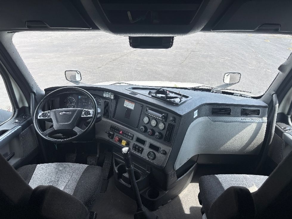 Sleeper Tractor-Heavy Duty Tractors-Freightliner-2022-T12664ST-Indianapolis-IN-589,207\n\t\tmiles-$ 52,000 - Image 12