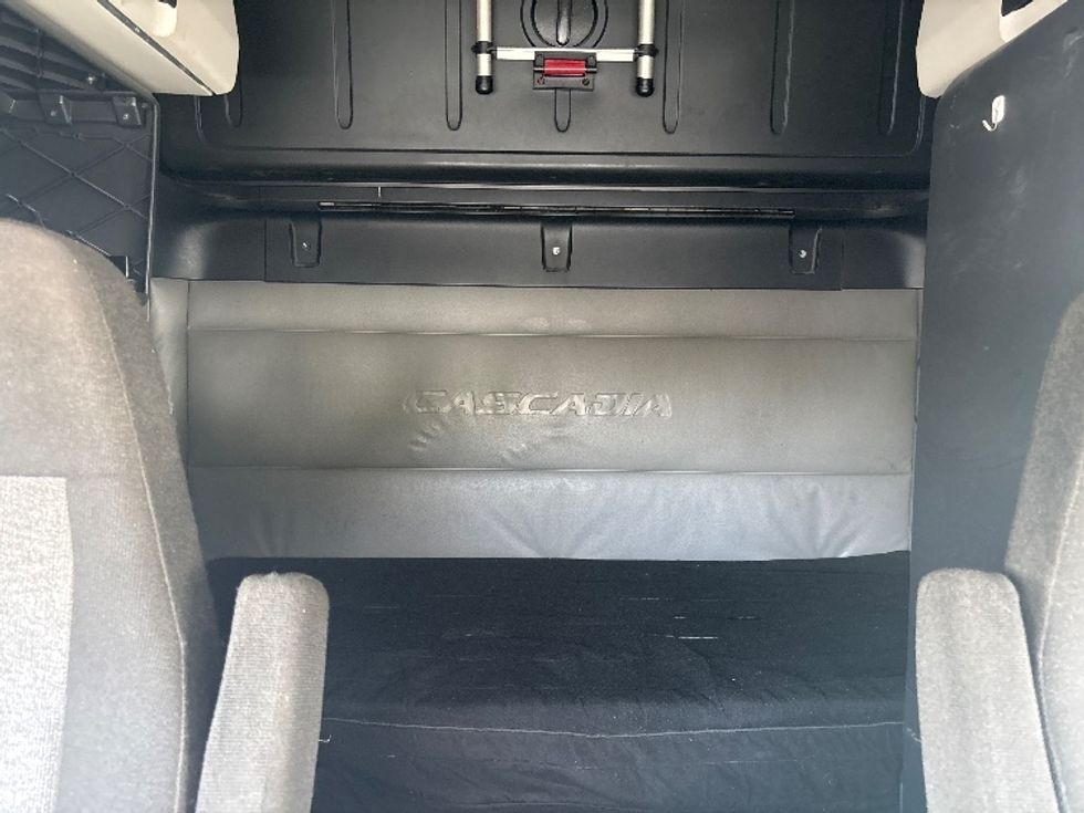 Sleeper Tractor-Heavy Duty Tractors-Freightliner-2022-T12664ST-Indianapolis-IN-589,207\n\t\tmiles-$ 52,000 - Image 13