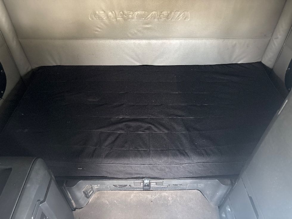 Sleeper Tractor-Heavy Duty Tractors-Freightliner-2022-T12664ST-Indianapolis-IN-589,207\n\t\tmiles-$ 52,000 - Image 14