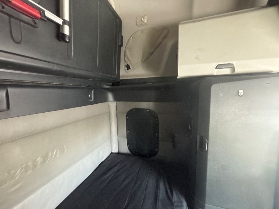 Sleeper Tractor-Heavy Duty Tractors-Freightliner-2022-T12664ST-Indianapolis-IN-589,207\n\t\tmiles-$ 52,000 - Image 15